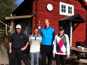 Tävlingsledare Jörgen Jonsson med Pontus Bylund, Tobias Nordin och Elin Eriksson.