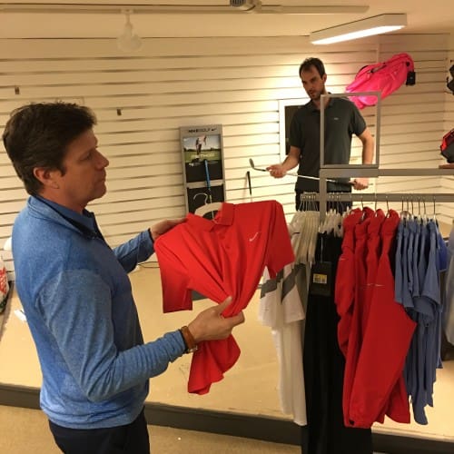 Kim på Nike hjälper till i shopen.