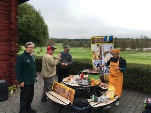 Salvatore Gulino, Rickard Nyberg och Mats-Ove Berglund blir serverade av Åsa