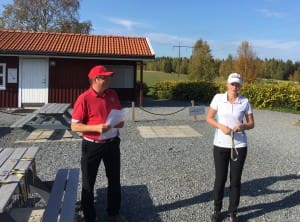Runo Lindberg delar ut guldmedaljen till Elin Eriksson